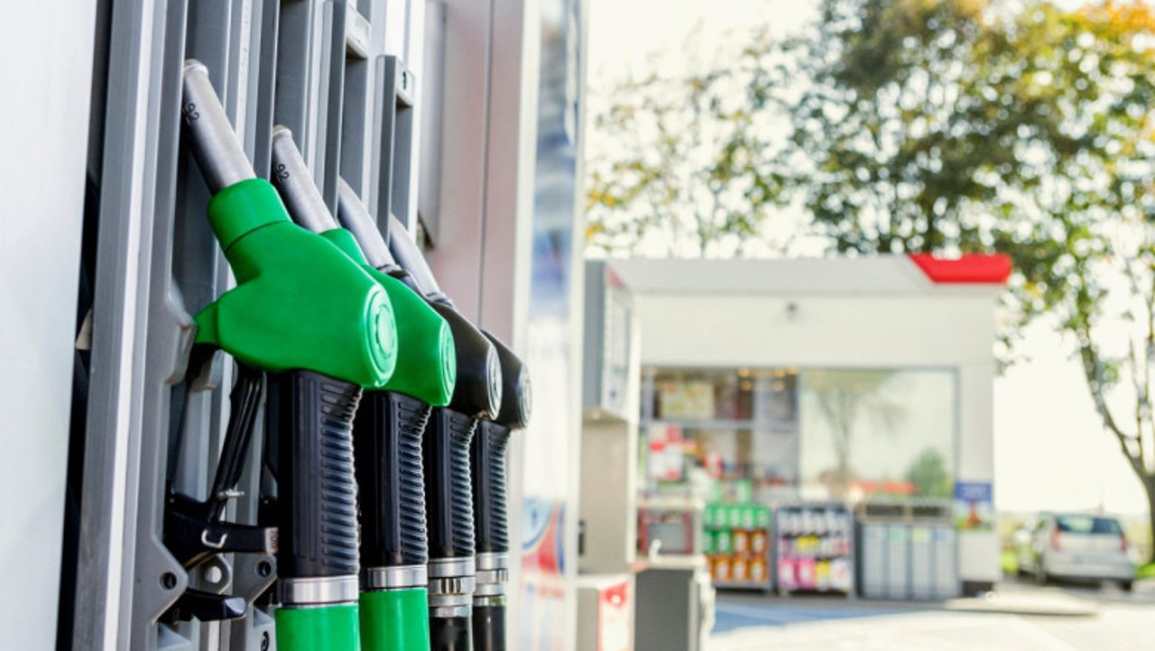 Motorina a ajuns mai scumpă decât combustibilul pentru avioane în Europa. Analiștii anticipează prețuri ridicate