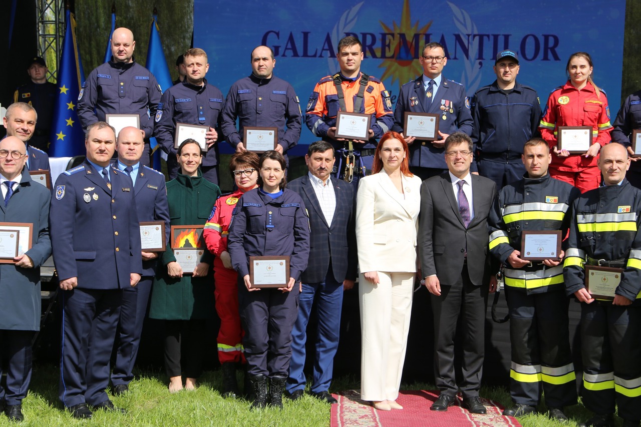 Пожарные и спасатели награждены почетными грамотами. Майя Санду: Ваша жертва — это героизм