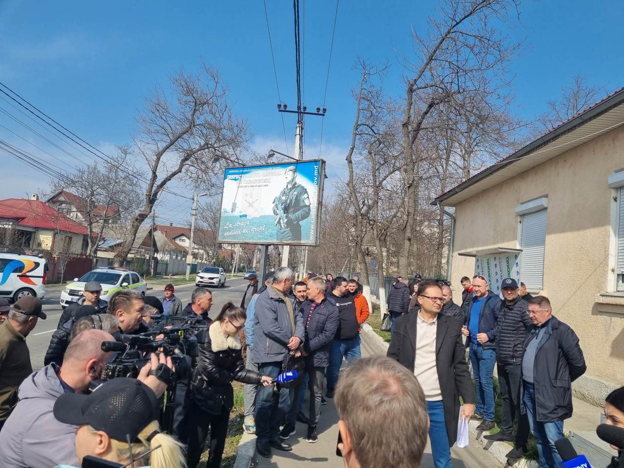 Десятки перевозчиков протестовали у здания INSP, недовольные тем, что полиция отобрала у них номерные знаки