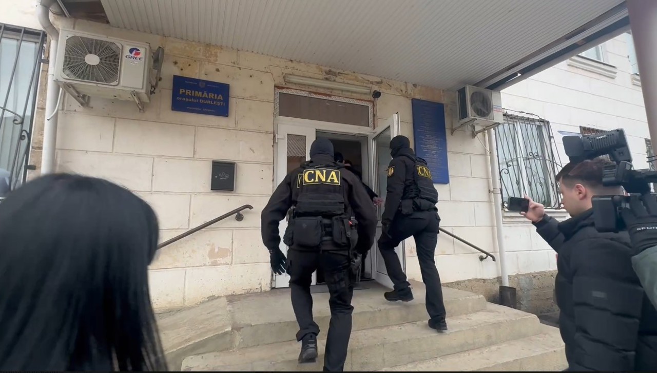 VIDEO | Zeci de percheziții în Chișinău și la Durlești: Suburbia, delapidată de terenuri publice, iar prejudiciul ar depăși 15 milioane de lei