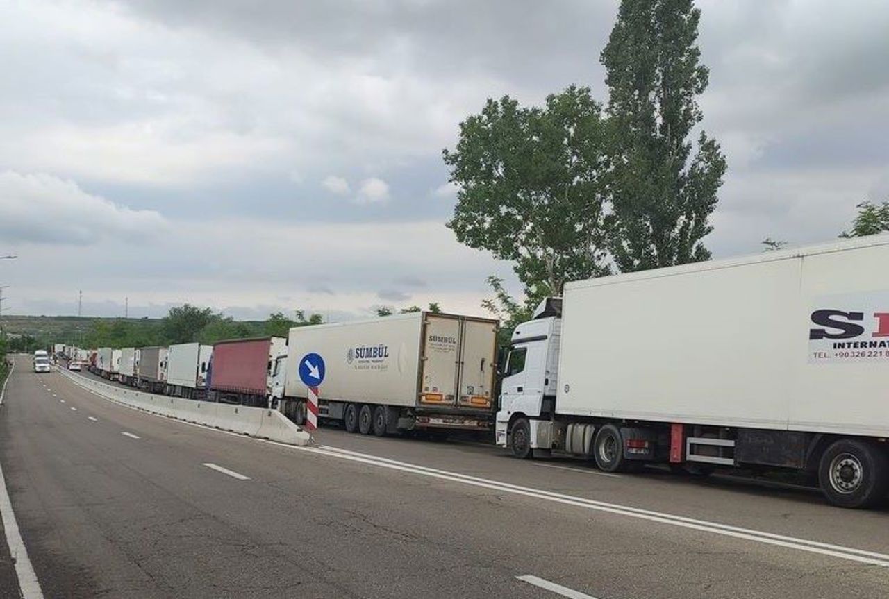 Cozi imense de camioane la punctul de trecere a frontierei Giurgiulești. Șoferii spun că așteaptă cel puțin cinci zile pentru a trece vama 