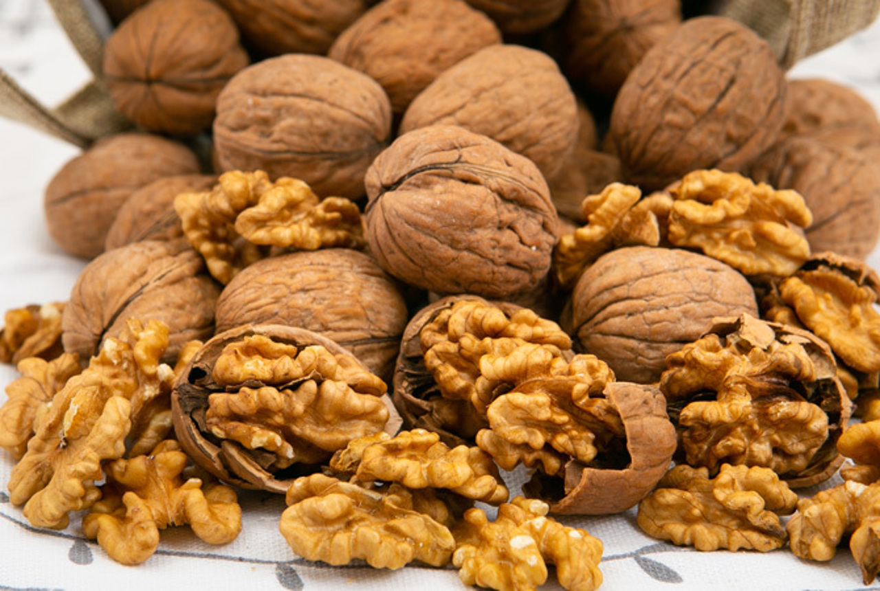 Daily nuts: key benefits for heart and brain