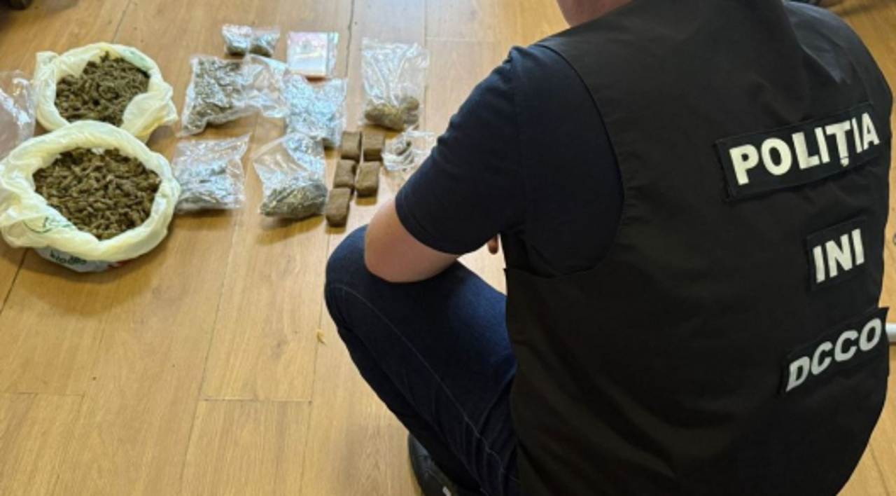 Droguri în valoare de 700.000 de lei, găsite la un tânăr din Stăuceni. Bărbatul a fost reținut
