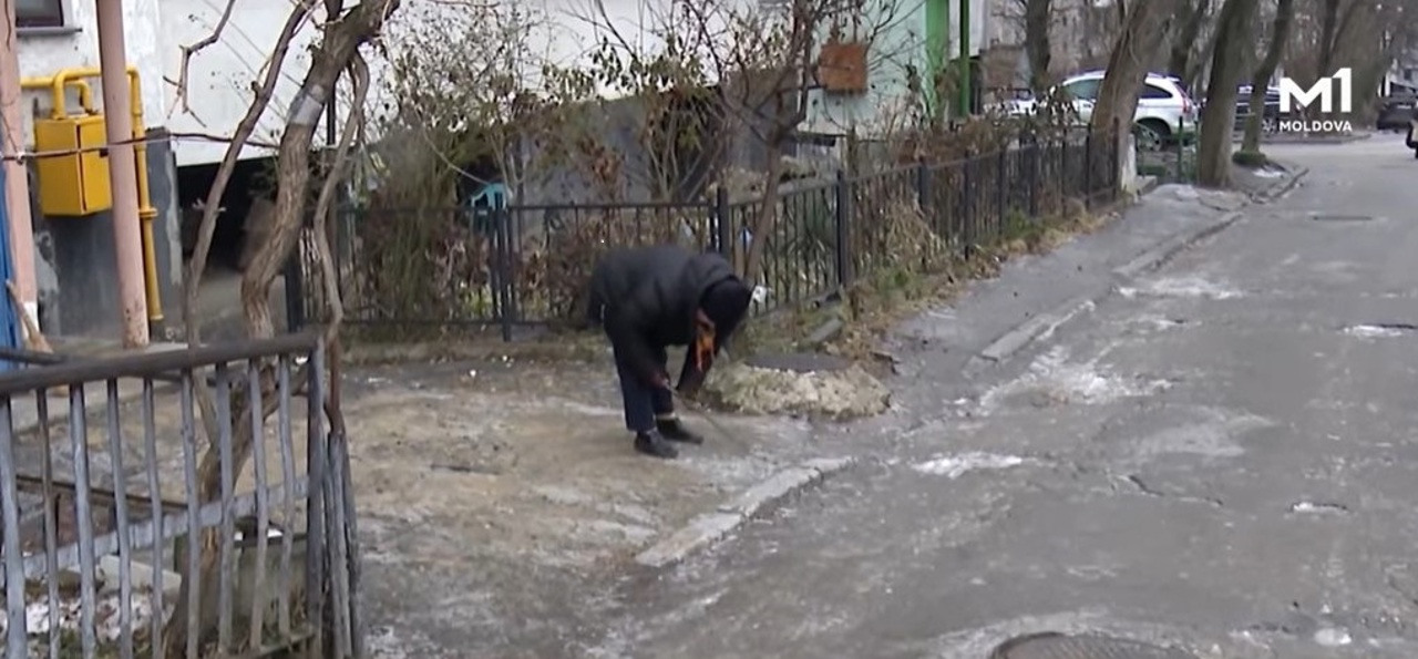 Curțile de bloc din capitală, un adevărat pericol. Unii locuitori intervin zilnic: sparg gheața sau presară sare