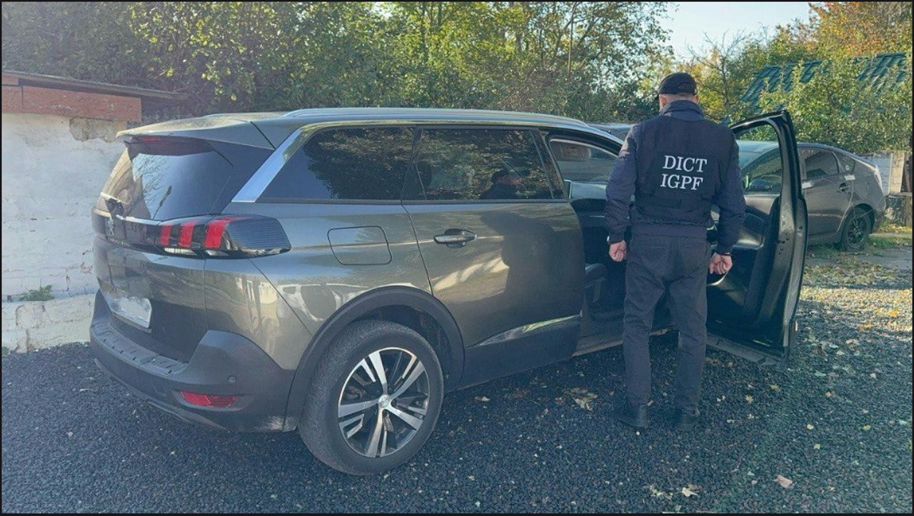 Contrabandă de milioane: 14 mașini furate din Franța, depistate în R. Moldova
