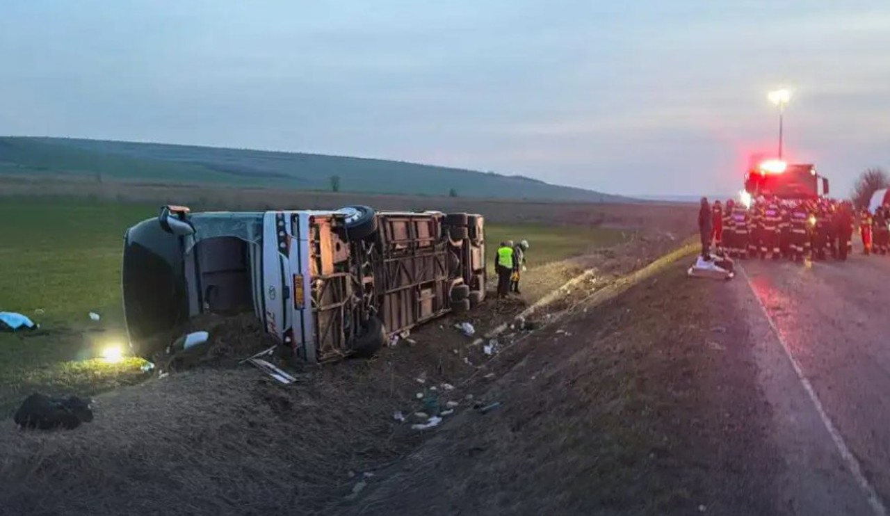 Autocar cu pasageri din R. Moldova s-a răsturnat în România: O persoană a decedat, 15 sunt rănite  