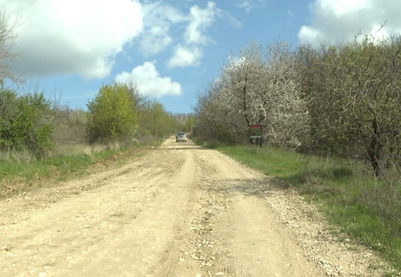 „Este periculos”: Șoferii din Hoginești cer reabilitarea urgentă a drumului