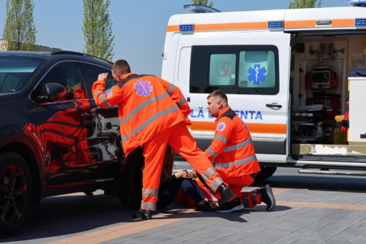 Pașii pe care trebuie să-i faceți de urgență, dacă v-a rămas copilul blocat în mașină