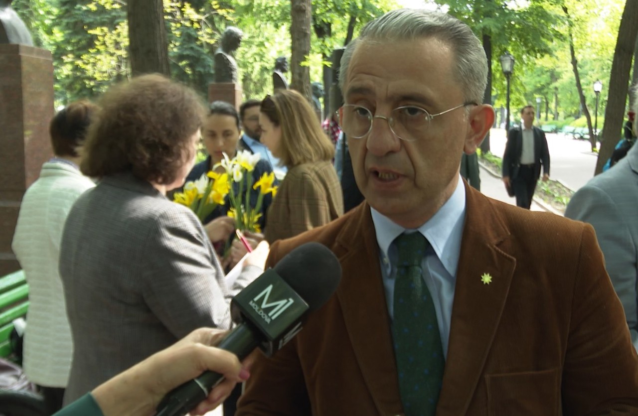 Azerbaijani poet awarded in Chisinau for translating Grigore Vieru's poetry