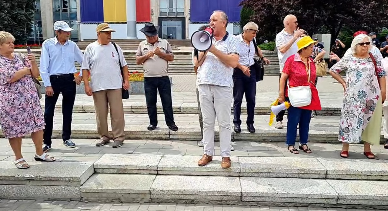 Десятки человек вышли на ПВНС в поддержку врача Республиканской больницы, обвинившего пациента в незнании румынского языка