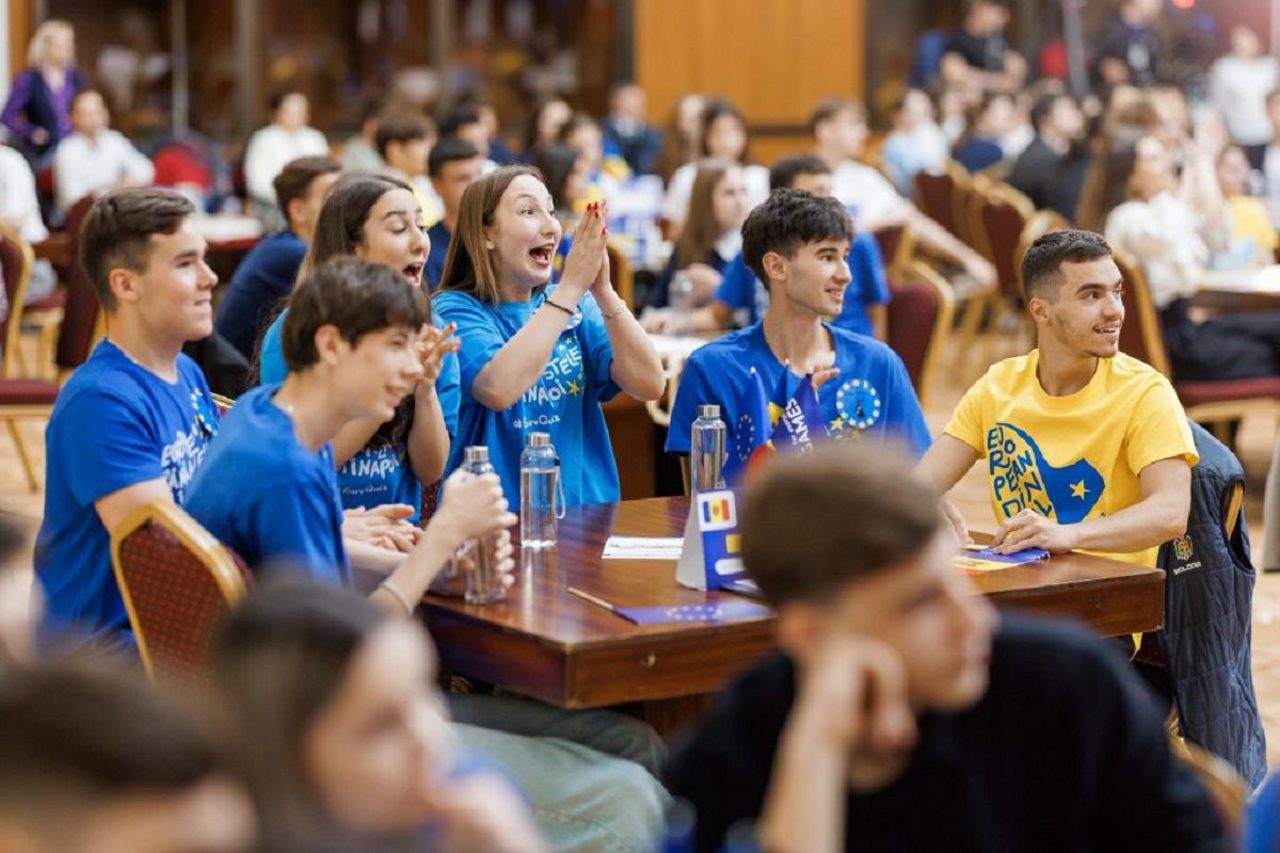 Elevii din clasele a IX-XII-a se pot înscrie, până pe 2 aprilie, la concursul național „EuroQuiz Moldova 2026”
