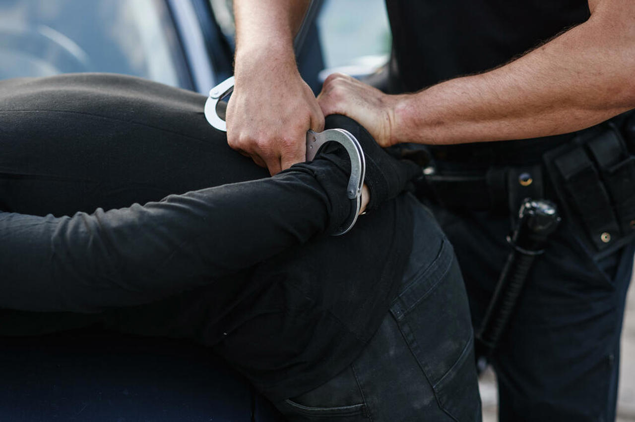 A luat la pumni doi polițiști și a avariat autospeciala: Recidivist condamnat la 2 ani și 6 luni de închisoare