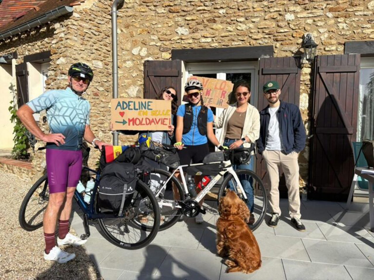 Din Franța cu bicicletele până în R. Moldova: O tânără și tatăl ei parcurg cel puțin 2.500 de kilometri 