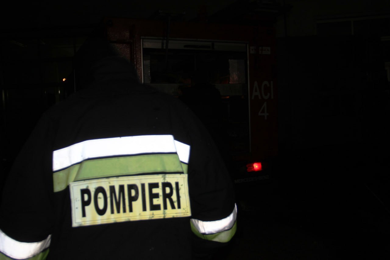 Incendiu în centrul capitalei. Un automobil, cuprins de flăcări