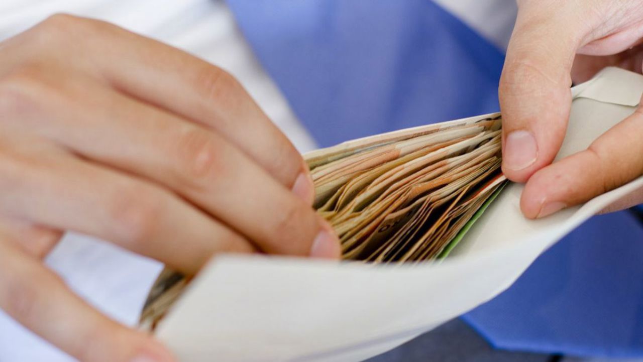 ЕС поможет Молдове бороться с "зарплатами в конвертах"