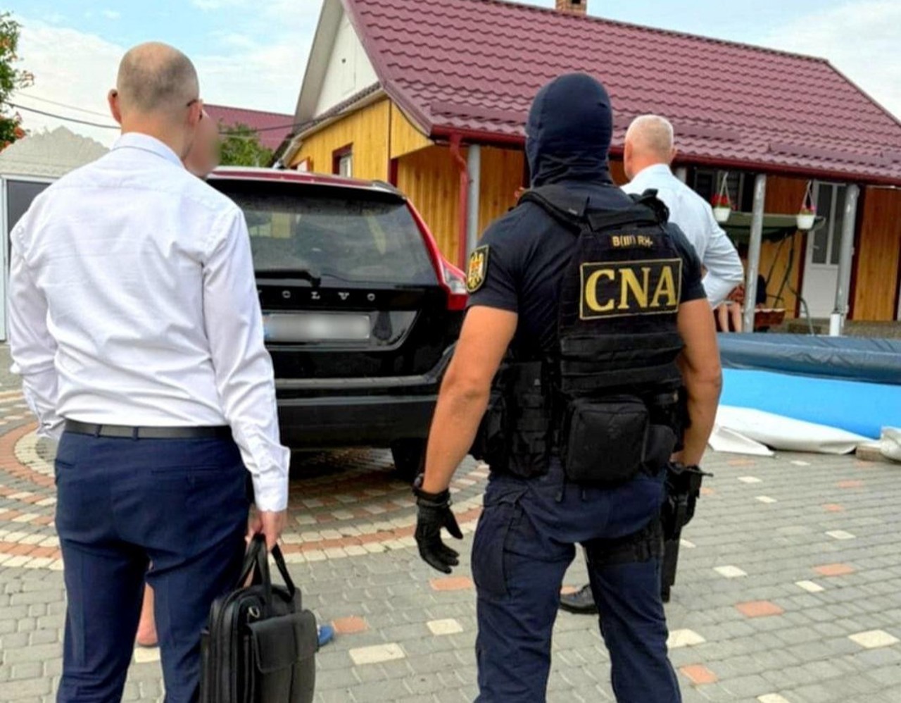Patru persoane, reținute într-un dosar cu o mită de jumătate de milion de lei. Sunt vizați un avocat, doi intermediari și un procuror