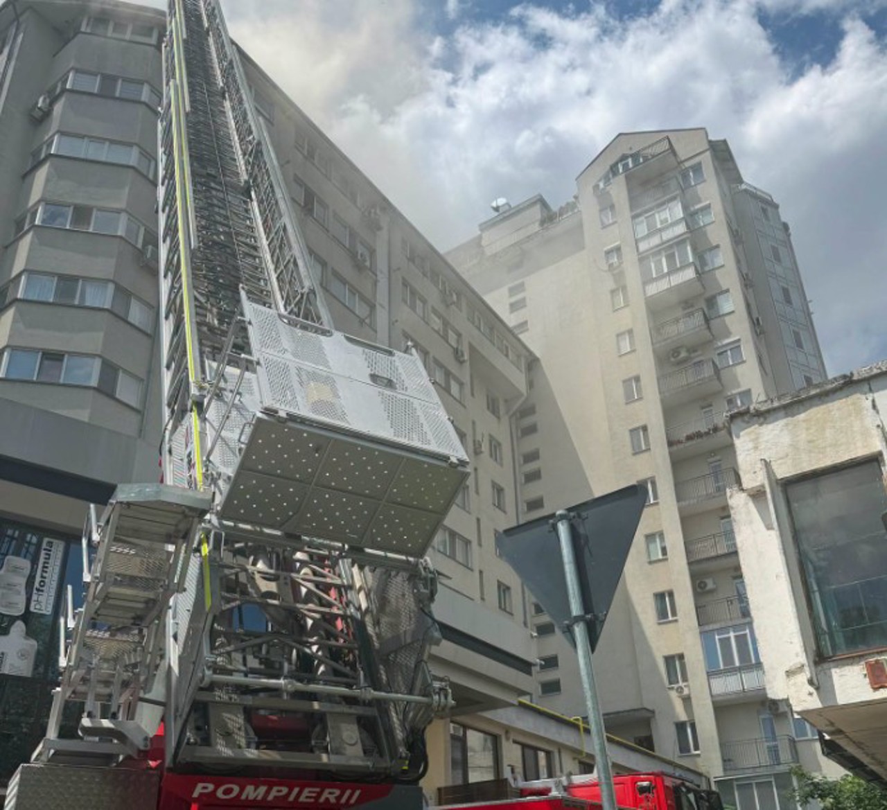 Arde o mansardă din Chișinău: Zece autospeciale, antrenate la lichidarea incendiului