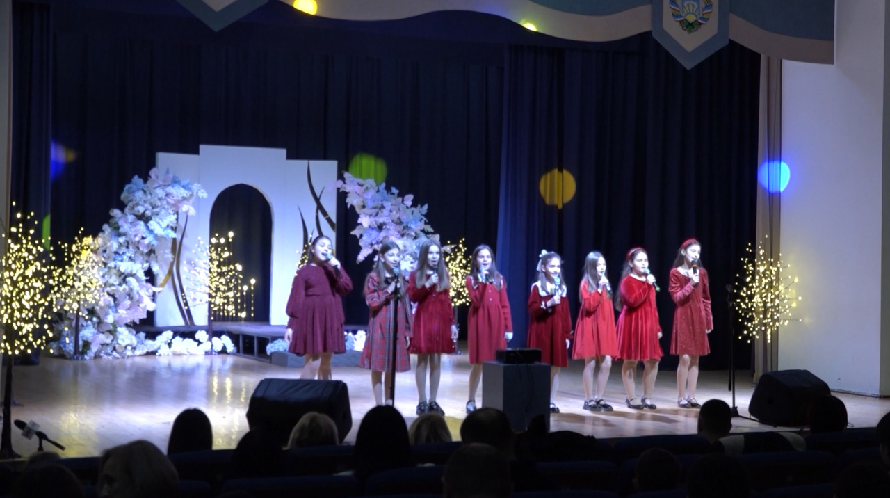 „Țara fermecată”: Copiii din Comrat, Congaz și Ceadâr-Lunga au strălucit pe scenă