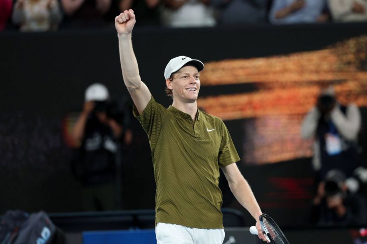 Jannik Sinner și Novak Djokovic se vor întâlni în semifinalele Australian Open 