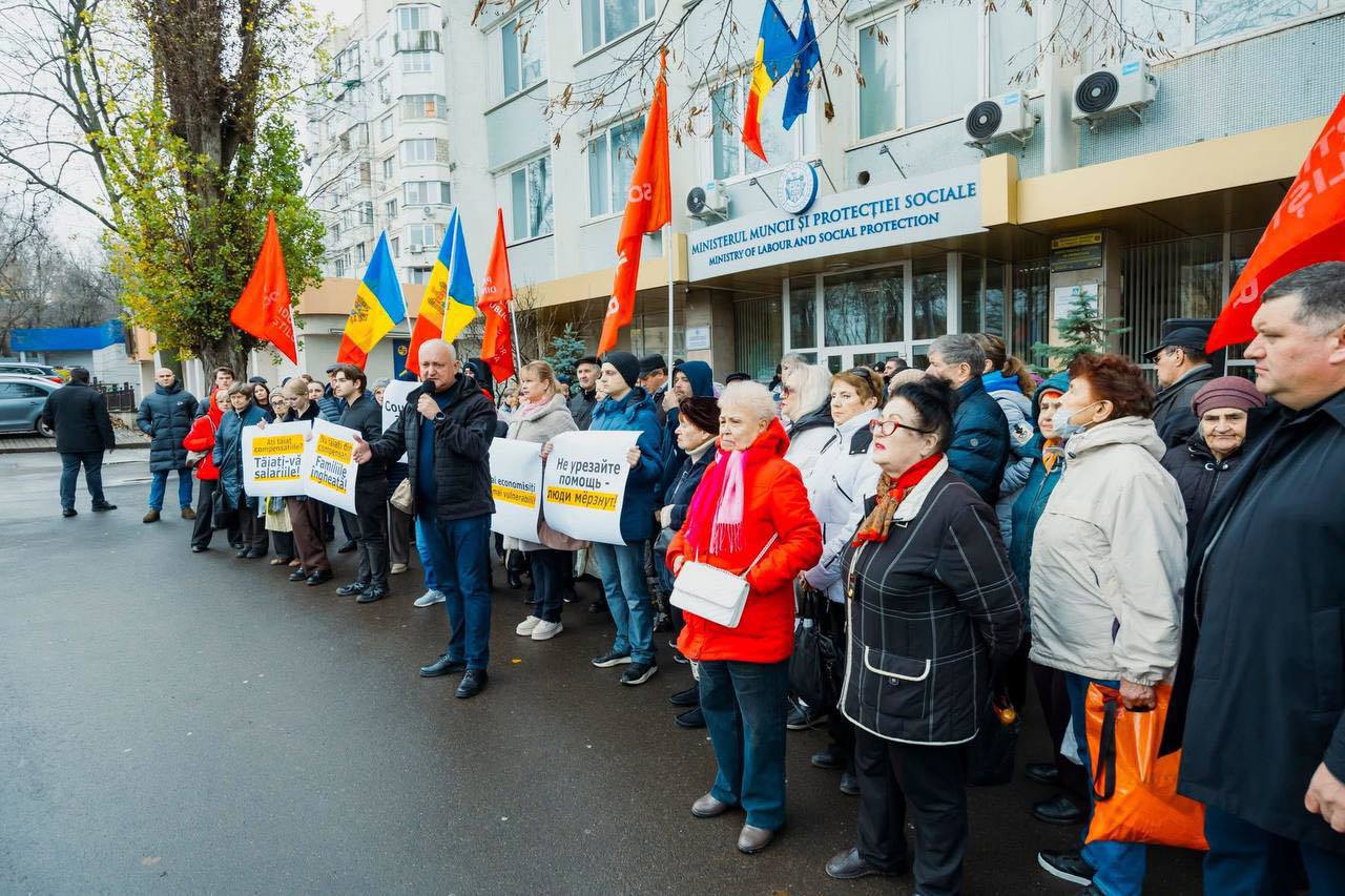 Socialiștii au protestat la MMPS, acuzând Guvernul Munteanu că reduce compensațiile pentru cetățeni în plin sezon rece