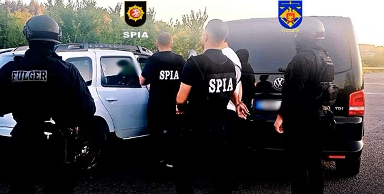Ialoveni: Doi polițiști au fost reținuți pentru trafic de influență