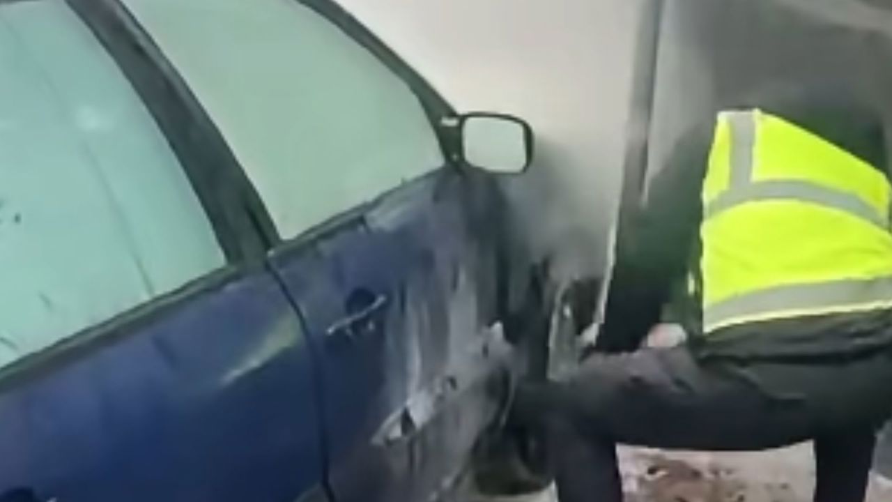 Șofer cu nevoi speciale, salvat de doi polițiști după ce mașina i-a luat foc pe o stradă din Chișinău