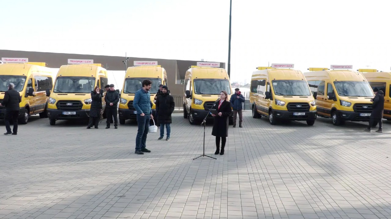 Investiție de 24 de milioane de lei în transportul școlar: 23 de microbuze noi pentru elevii din zonele rurale