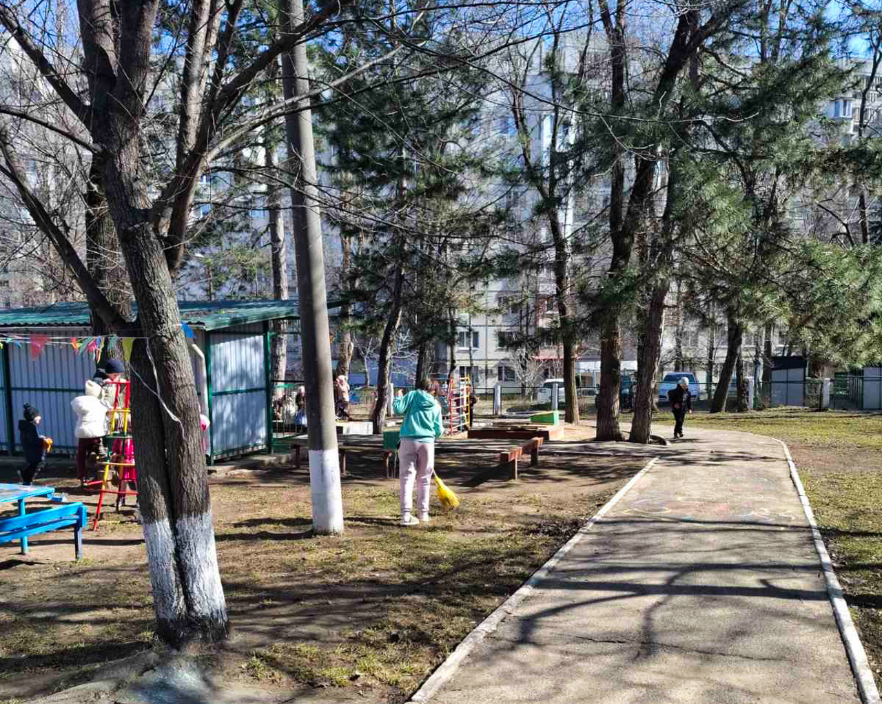 Zi scurtă de școală pe 27 martie pentru elevii din Chișinău: Vor face curățenie în curțile școlilor 