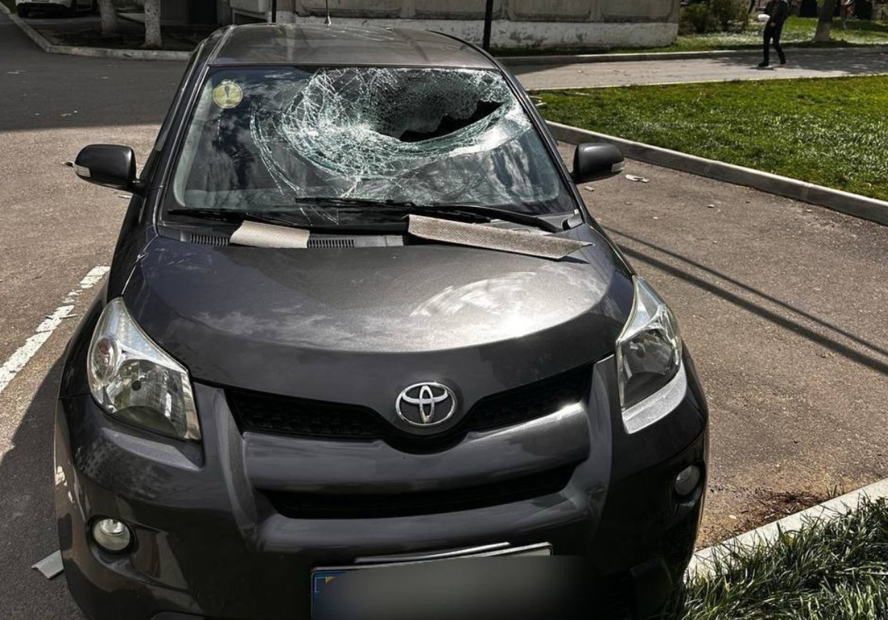 Cod portocaliu de vânt puternic: Drumuri blocate de copaci doborâți, pomi căzuți peste mașini și puncte de trecere a frontierei blocate 