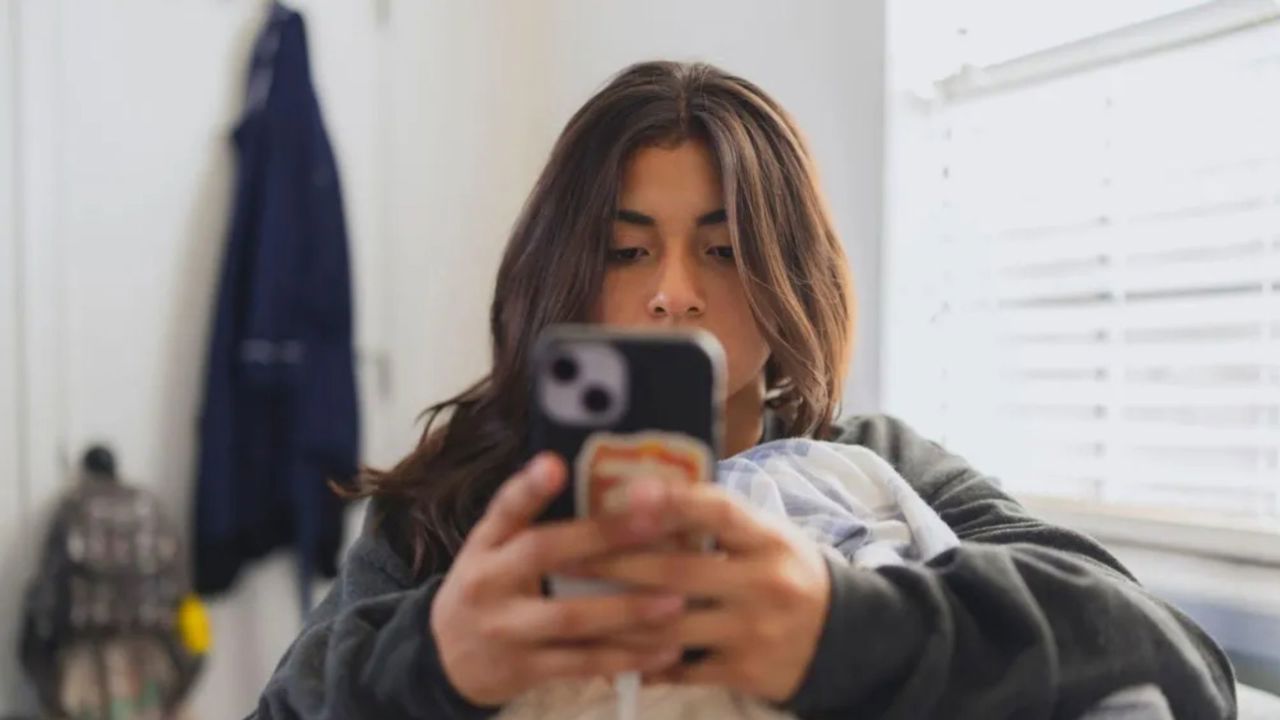 Metodele prin care companiile de social media încearcă să mențină utilizatorii tineri conectați au fost supuse unei atenții și unui control public fără precedent /BBC