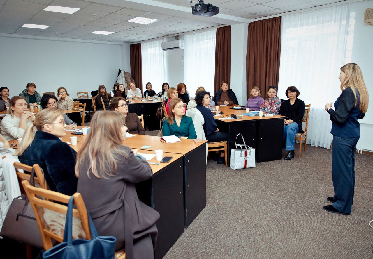 Peste 1.200 de adolescente devin mame anual: psihologi din toată țara, instruiți pentru prevenție și intervenție