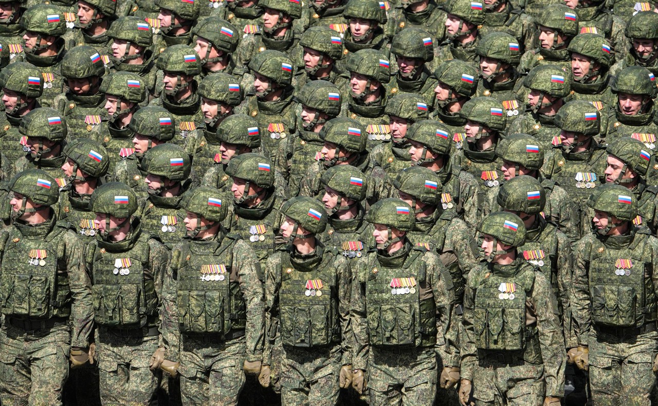 Страны ЕС обсуждают полный запрет на въезд для всех граждан России, воевавших против Украины