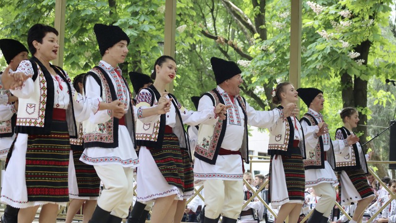 Ziua Europei, în ritm de dans. La Strășeni a avut loc cea de-a 32 ediție a Festivalului „La Vatra Horelor”