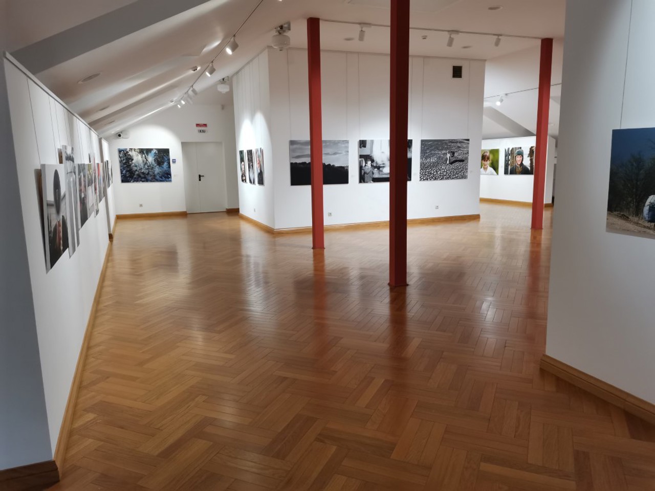 „Drumul spre noi înșine”. Expoziția fotografului Andrei Mardari, inaugurată la Muzeul Național de Artă al Moldovei