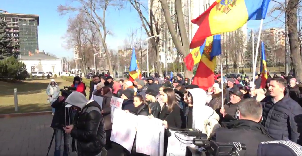 Антиправительственный протест в Кишинёве: Социалисты и коммунисты потребовали досрочных выборов, до инаугурации нового правительства