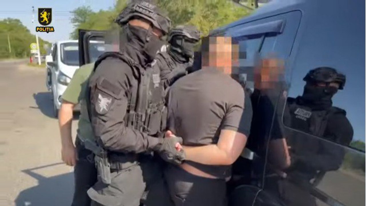  Inventau datorii fictive și cereau mii de euro: membri ai unor organizații criminale, capturați de poliție pentru șantaj