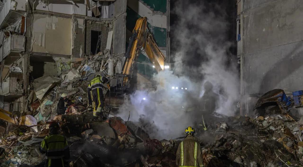 Bilanț tragic la Kiev, unde a fost declarată zi de doliu: Peste 20 de morți după atacul rus, salvatorii continuă căutările printre ruine