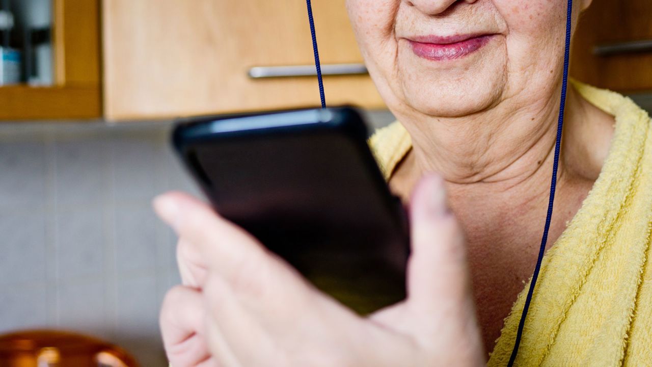 O femeie a rămas fără aproape un milion de lei după ce a fost convinsă de escroci să ia un credit bancar