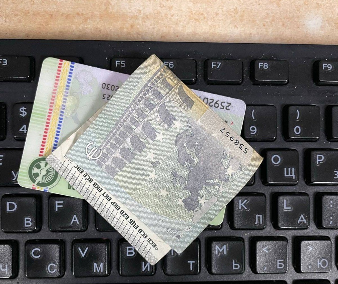 Bani aruncați pe fereastră, la vama Leușeni: două tentative de corupere a polițiștilor de frontieră