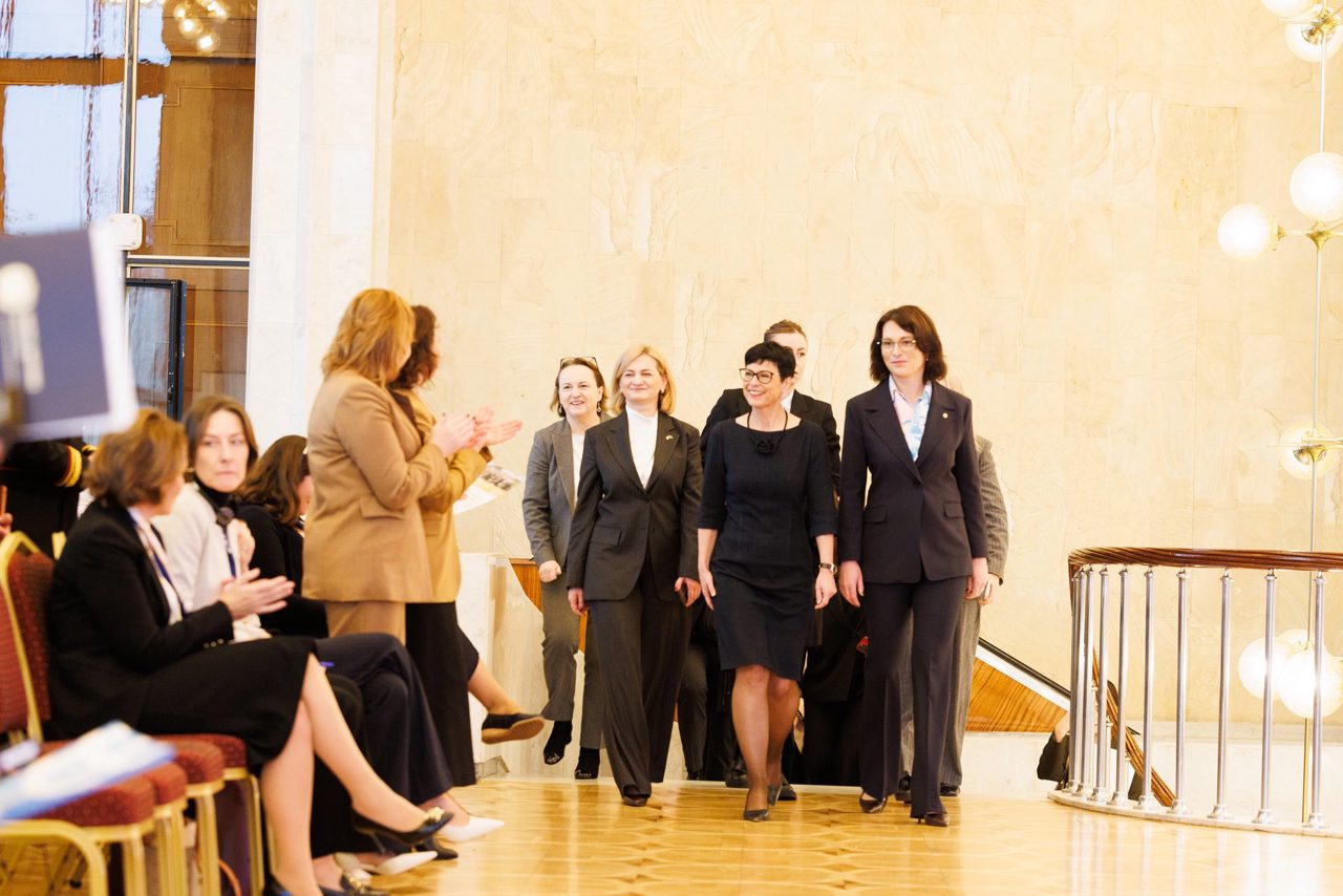 „Femei pentru Securitate 2025”: „Mai multe femei în serviciile de securitate ridică standardele pentru toată lumea”