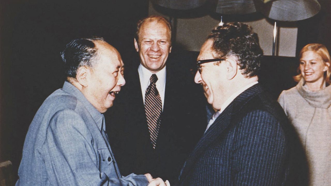 news.sky.com/ Dr. Kissinger cu președintele Gerald Ford și președintele Mao Zedong la Beijing în 1975