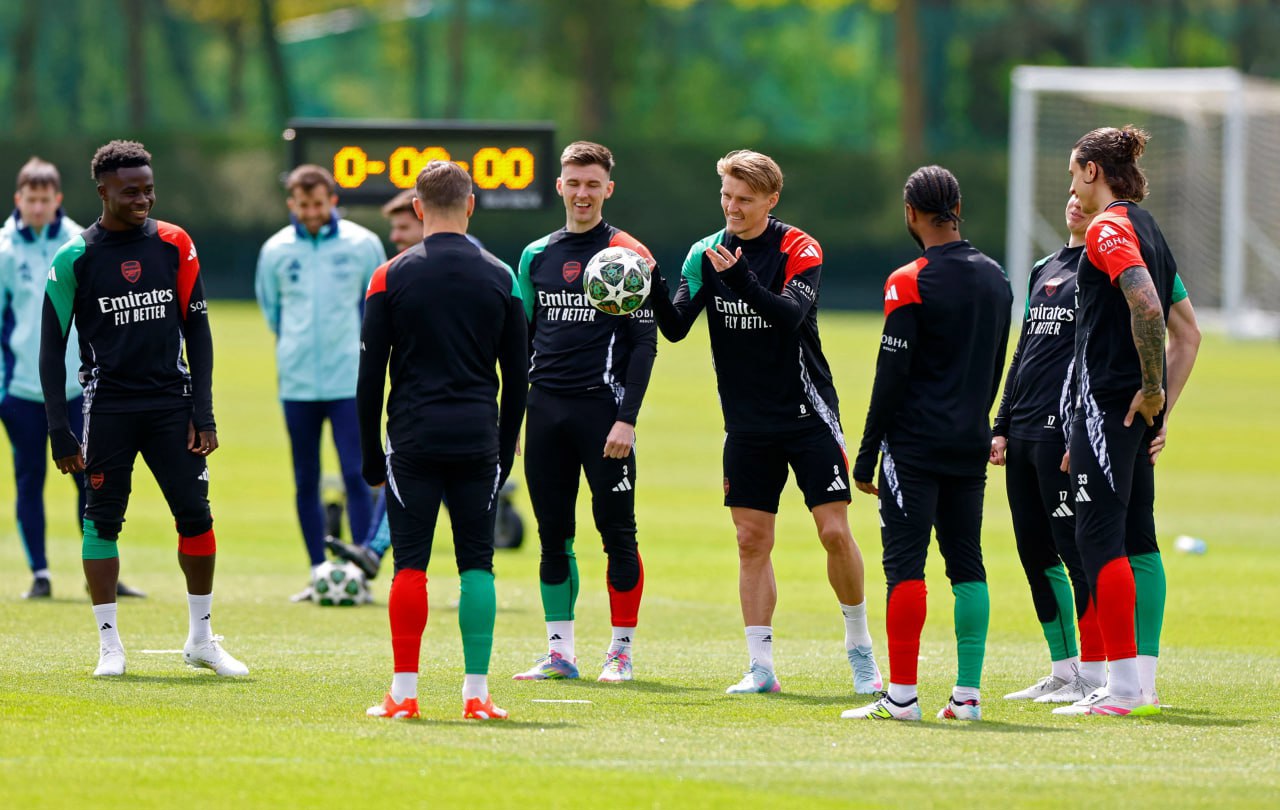 Fotbaliștii lui Arsenal Londra își doresc să dea, astă-seară, o replică viguroasă adversarilor de la Paris Saint-Germain în Liga Campionilor