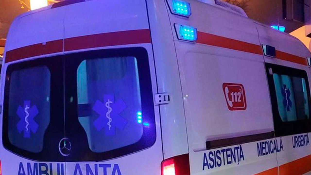 Un agent de pază înjunghiat de un hoț a fost salvat de echipa de pe ambulanță 