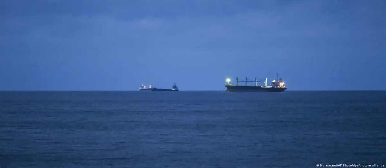 Морские беспилотники атаковали греческий контейнеровоз в Чёрном море