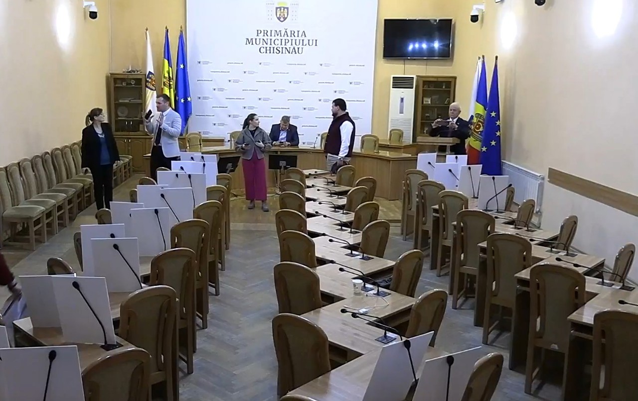 Ședința CMC, cu portrete ale consilierilor care au lipsit: „Chișinăul are nevoie de drumuri bune și transport public, nu de spectacole politice”