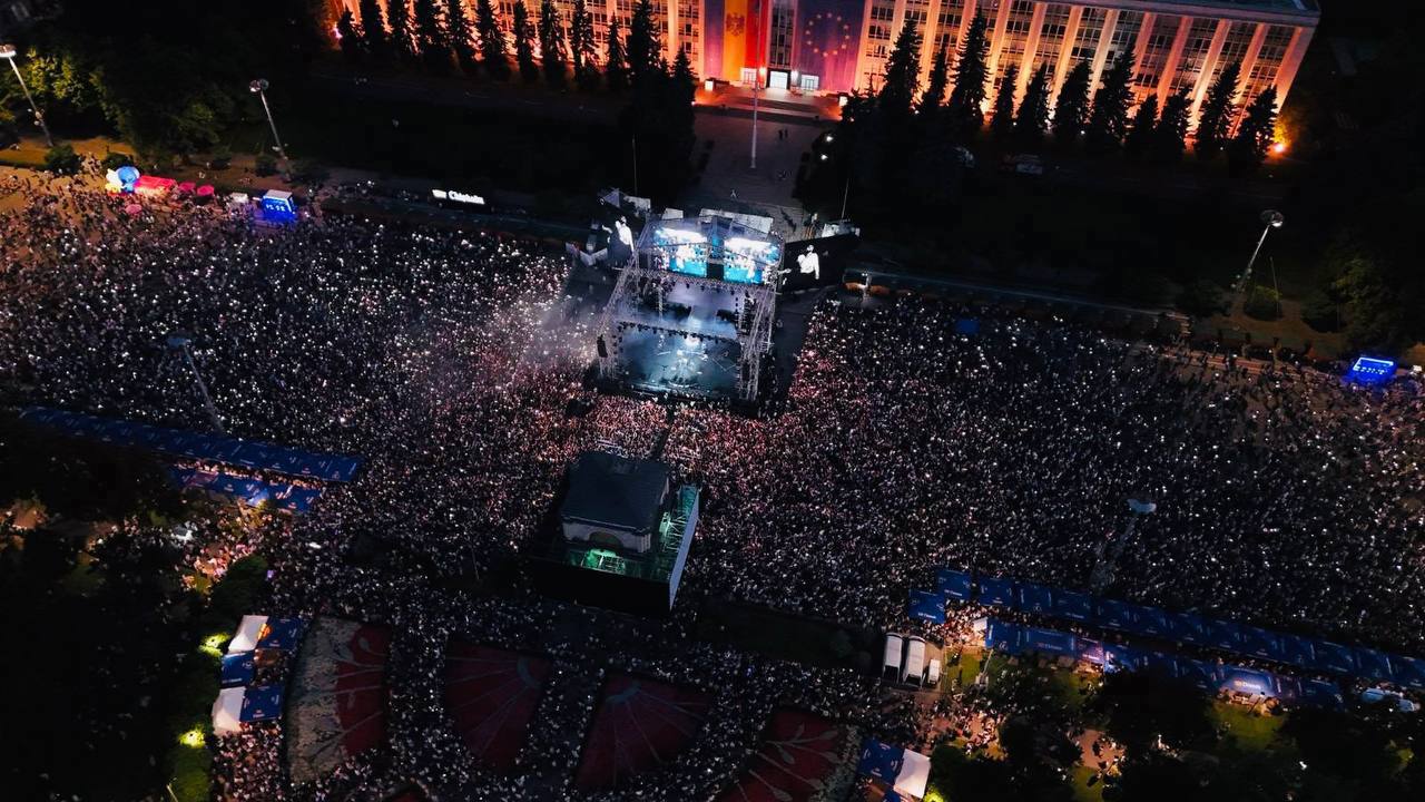 Более 90 000 человек посетили концерт в честь Дня независимости на центральной площади столицы 