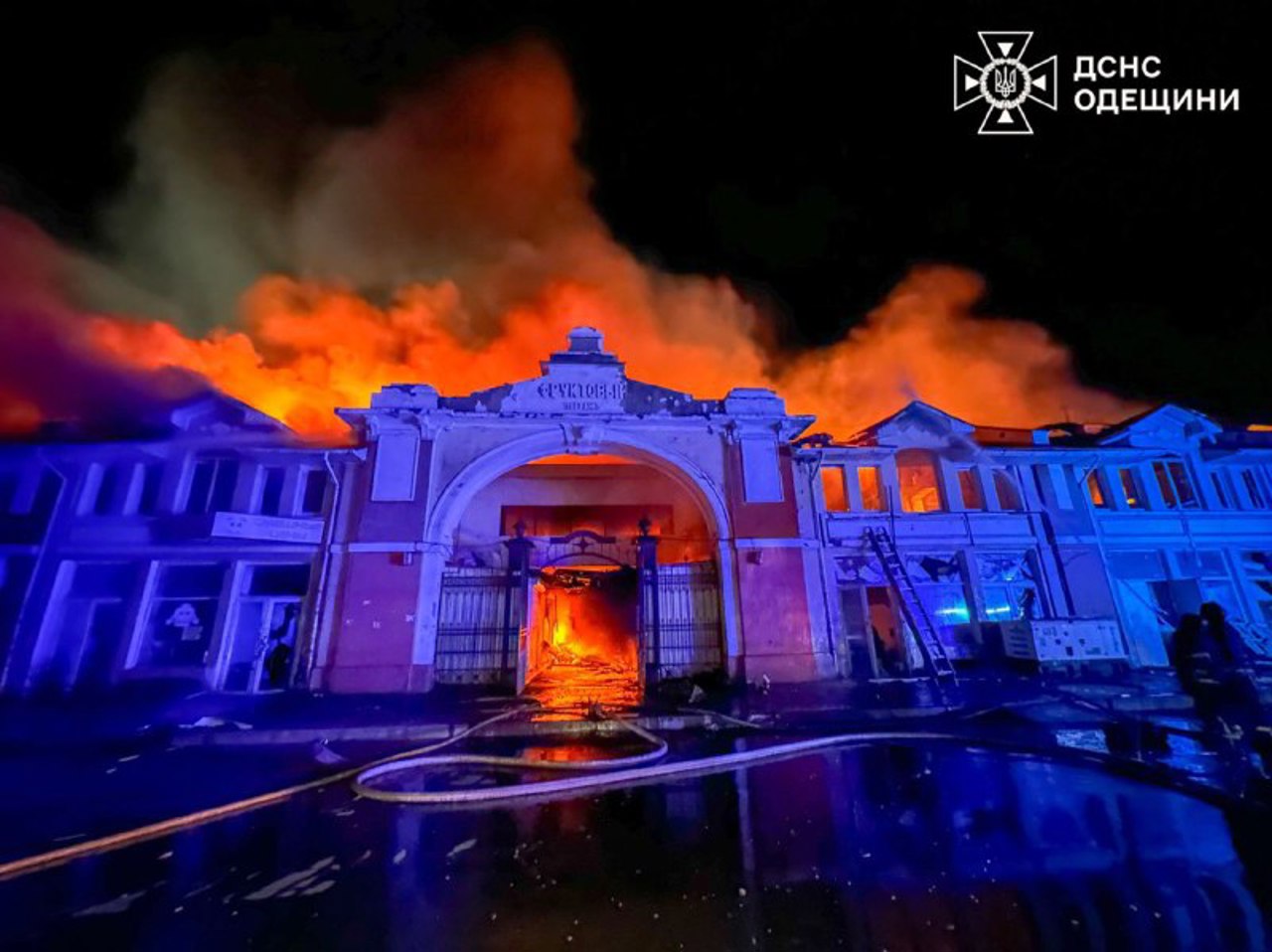 Россия и Украина обменялись атаками БПЛА после третьего раунда переговоров в Стамбуле: в Одессе загорелся Привоз, в Сочи - погибла женщина