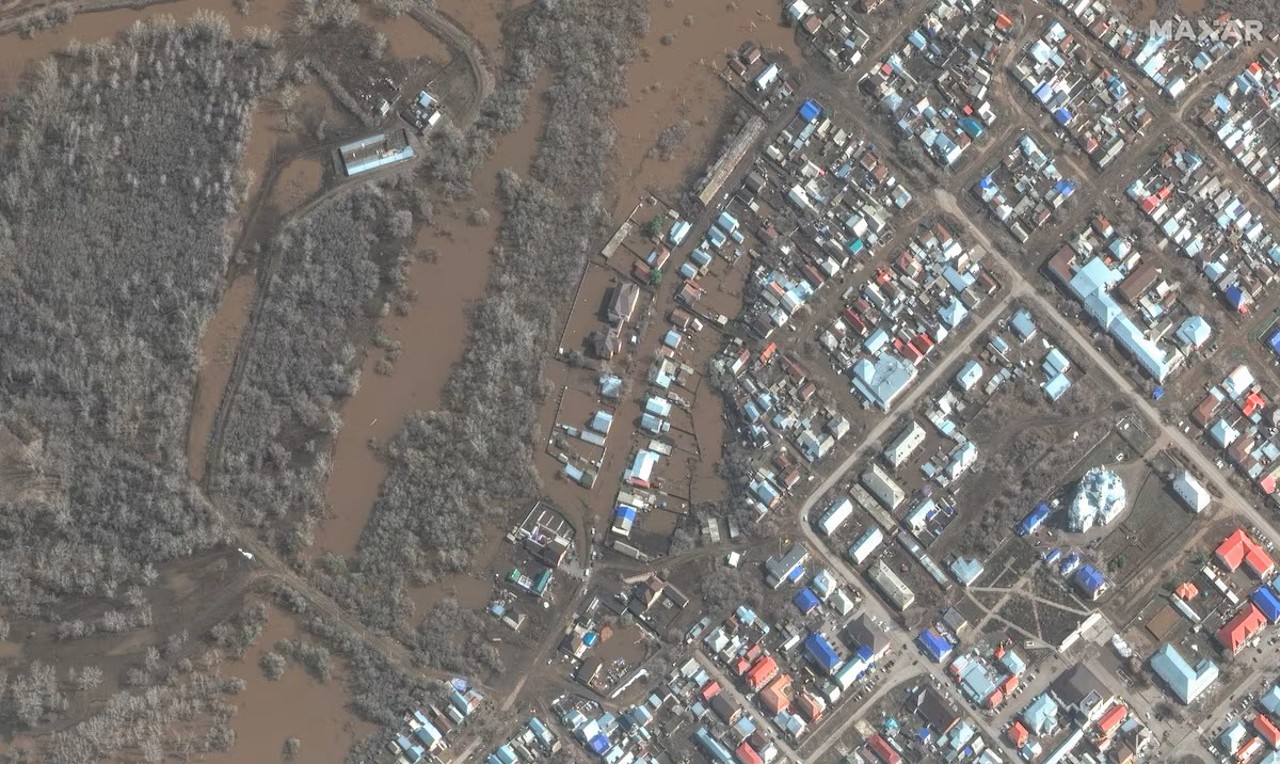 Maxar Technologies / O imagine din satelit arată o vedere mai apropiată a inundațiilor de pe râul Samara, la Sorochinsk, Rusia, 9 aprilie 2024.