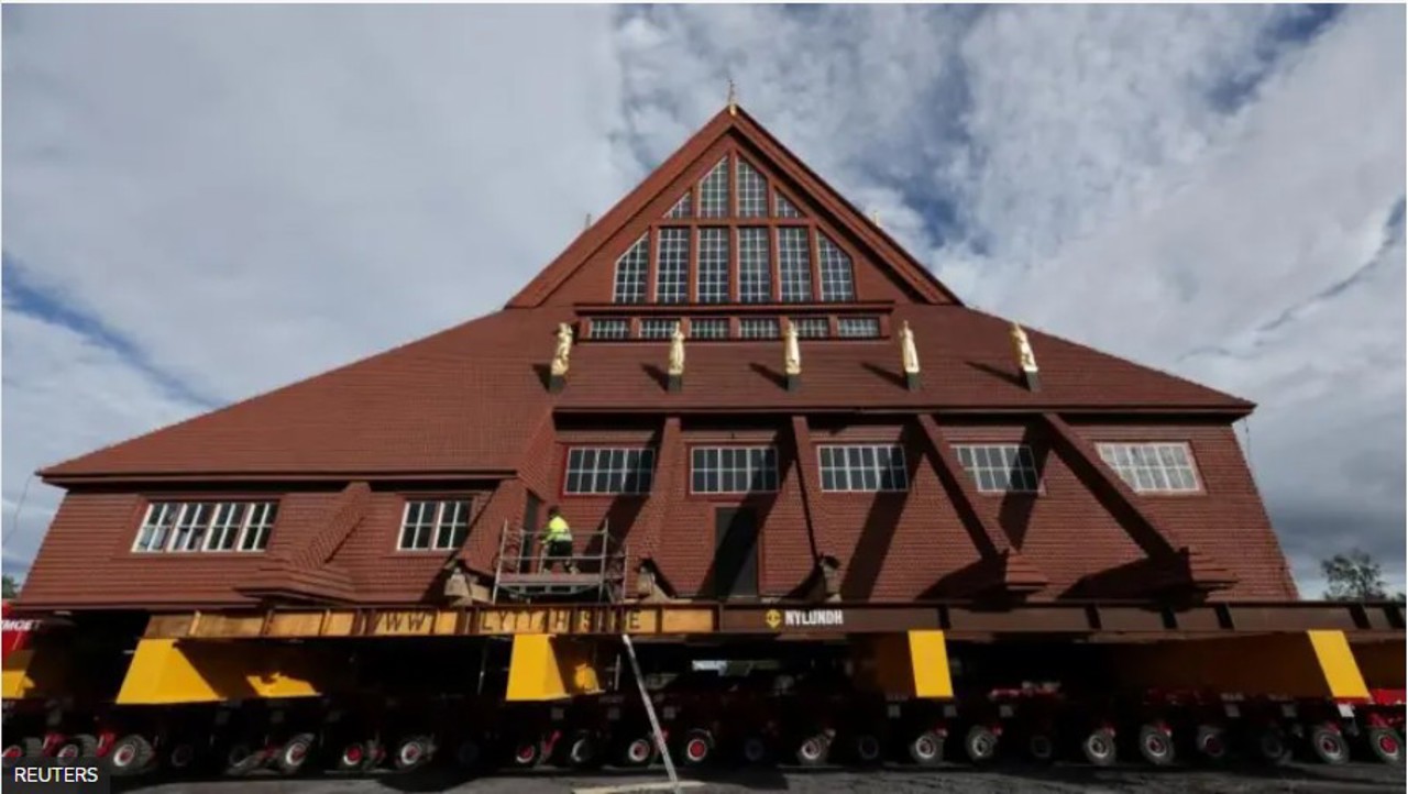 В шведской Кируне начали перенос 113-летней церкви на новое место: здание целиком переместят на расстояние в пять км