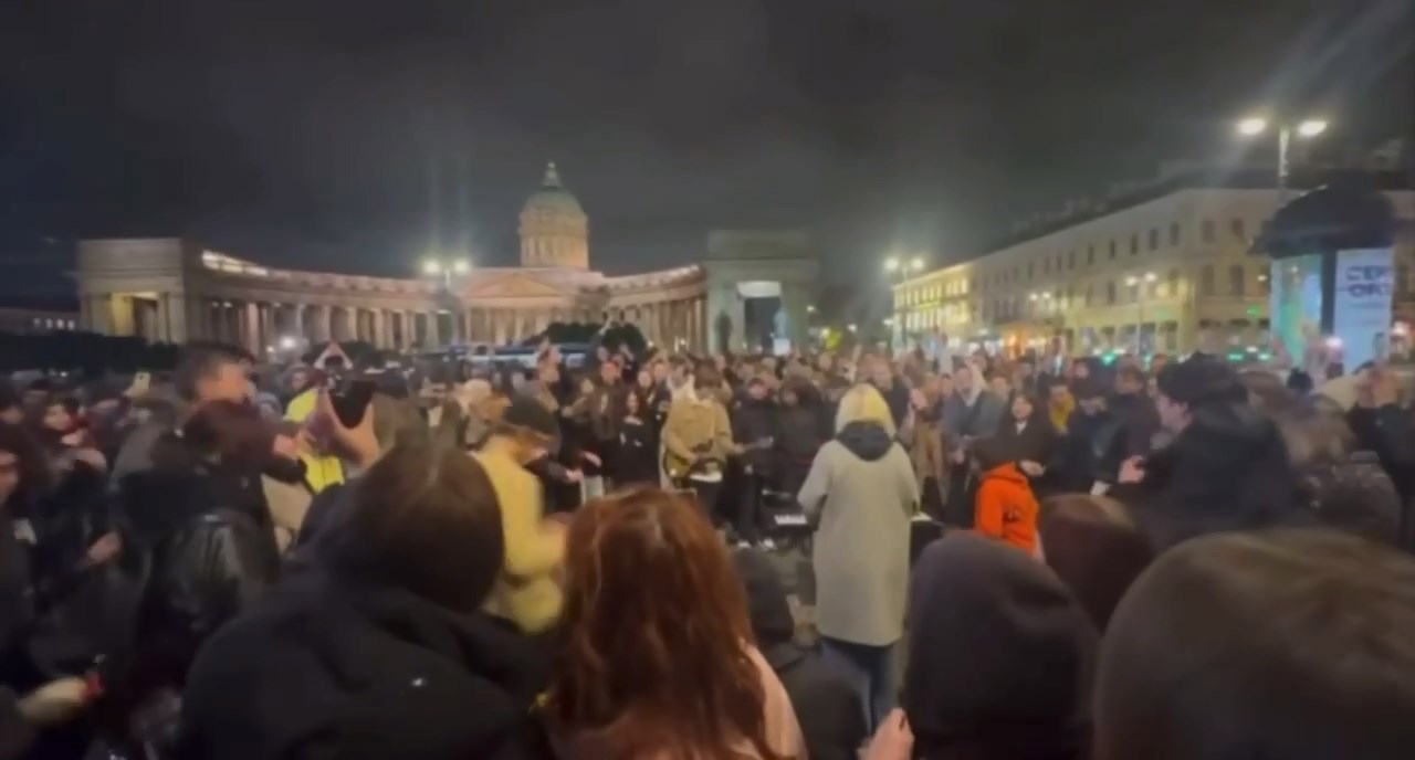 В России впервые арестовали уличную музыкантку после выступления с песнями "иноагентов"